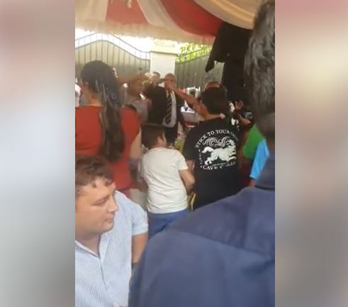 Nicolae Guță și Armin Nicoară, în mijlocul invitaților la o nuntă în Potcoava unde nu s-a ținut cont de nicio măsură împotriva noului coronavirus. S-au dat amenzi de 125.000 de lei