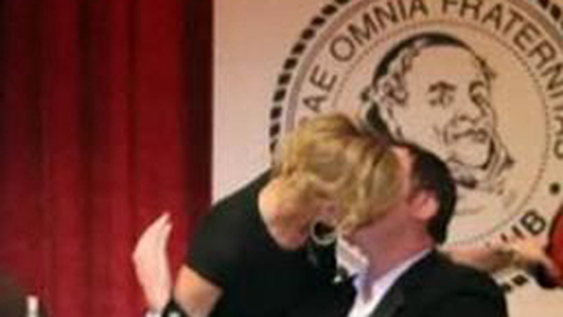 VIDEO Quentin Tarantino se saruta cu Uma Thurman dupa ce a baut sampanie din pantoful acesteia!