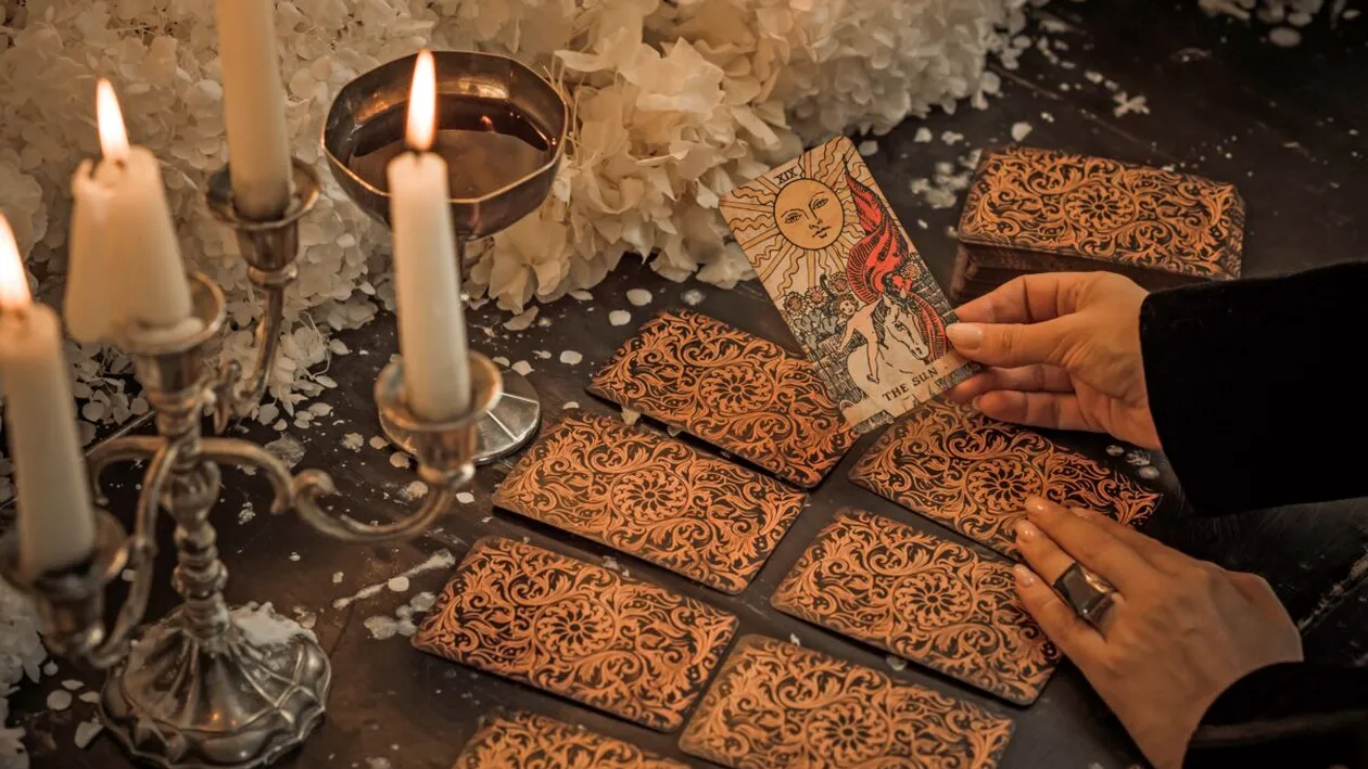 Cartea de Tarot a zilei de azi, 6 martie 2026. Regina de Spade aduce o zi bună pentru a lua decizii importante