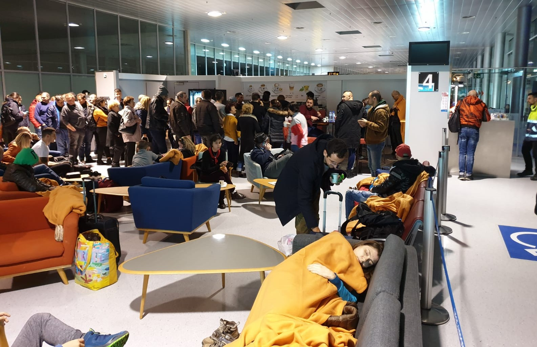 181 de persoane au așteptat avionul preț de 20 de ore, timp în care compania nu le-a dat nicio informație