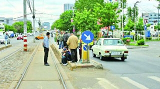 Cinci persoane aflate intr-o statie de tramvai au fost  lovite de o masina scapata de sub control