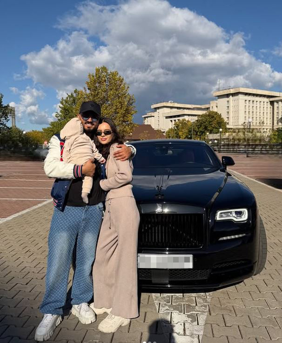 Jador alături de soția și fiul lor- sursa- social media