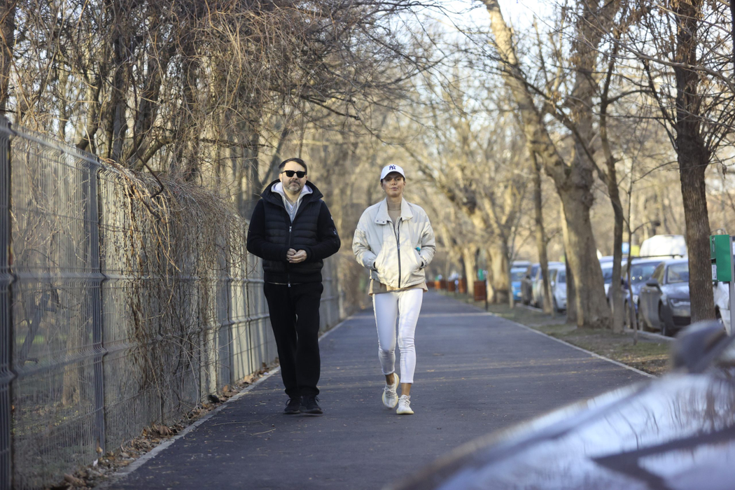 Alina Geambazi și Cosmin Corendea, la plimbare, prin parcul Herăstrău