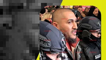 Dani Mocanu și Nando, aduși în cătușe la București! Primele imagini cu manelistul și fratele lui, de pe aeroportul Otopeni