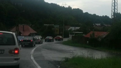 Trafic îngreunat pe DN1, pe Valea Prahovei, din cauza unei ploi torențiale