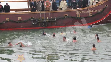 Un fost puscarias a prins crucea de Boboteaza la Galati