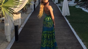 LORA, fără inhibiţii! Cântăreaţa a pozat topless, iar fanii au rămas cu gura căscată