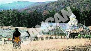 Lacasul construit la Campina pentru filmarile la pelicula "Dupa dealuri" a devenit loc de pelerinaj. Au ras manastirea-decor ca se inchinau localnicii la ea