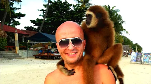 Unii dârdâie de frig şi alţii se pozează cu maimuţa în Thailanda! Vezi pe unde îşi face veacul Costi Ioniţă!