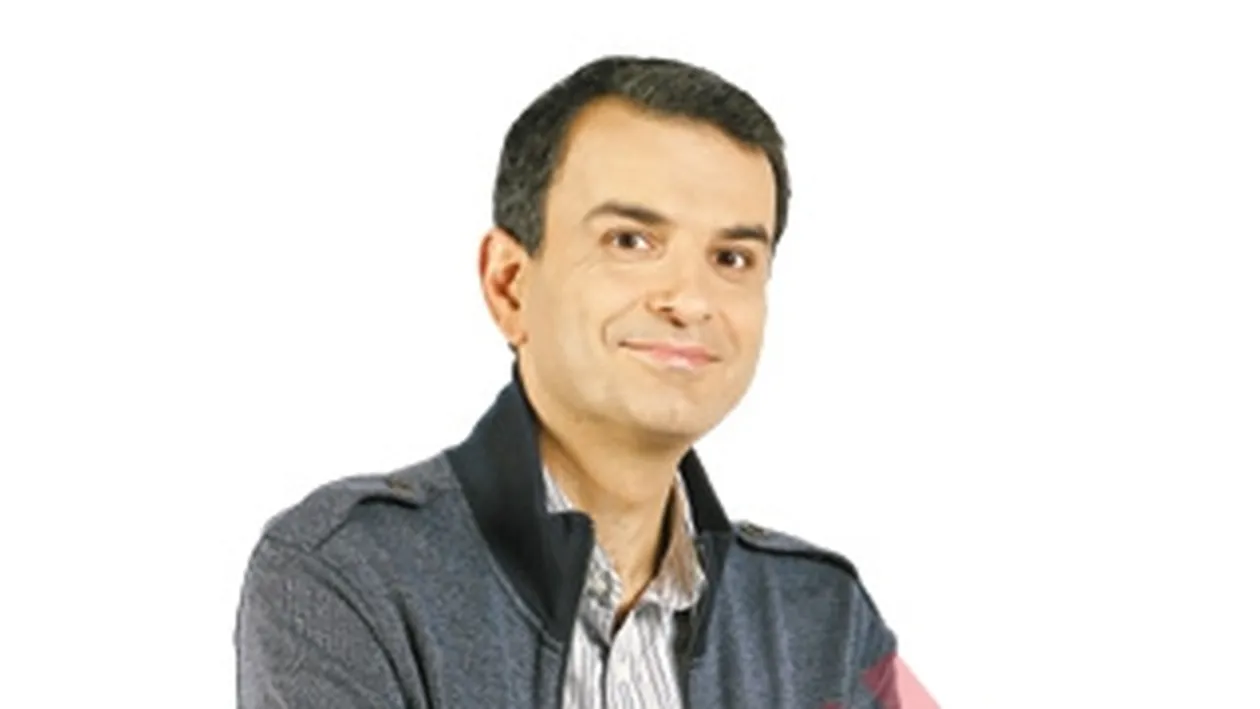 Fixeaza domnisoara cu privirea, dupa care asteapta