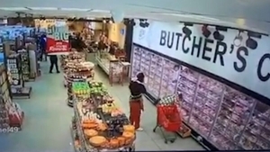 Bebeluș de 8 luni, smuls de un individ dintr-un cărucior de cumpărături. Mama lui alegea produse de pe raft