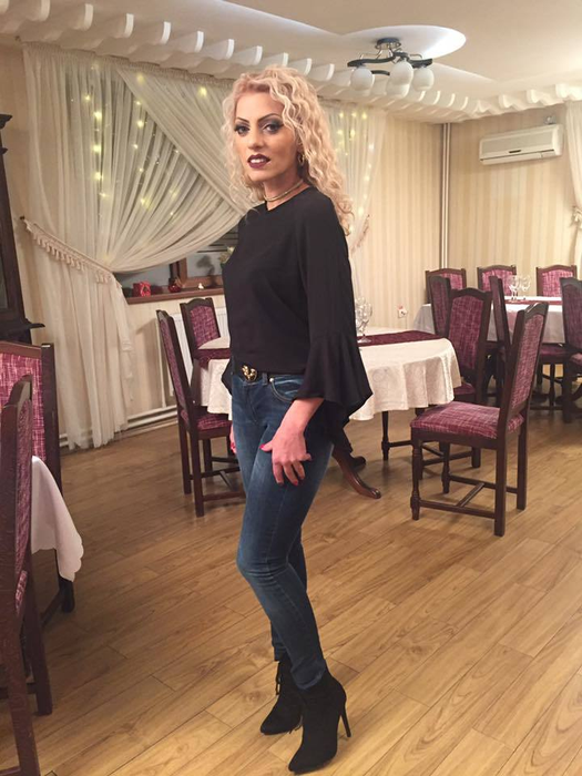 NICOLETA GUŢĂ, pentru prima dată la piscină, în această vară! Uite cât de sexy s-a prezentat