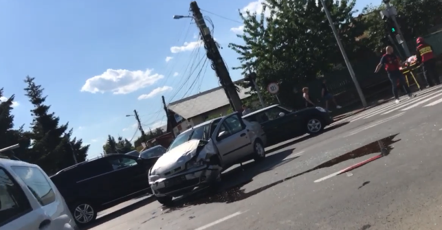 Accident grav, în Pipera! Șoferul unui Logan a ajuns pe asfalt în urma unei coliziuni cu o altă mașină