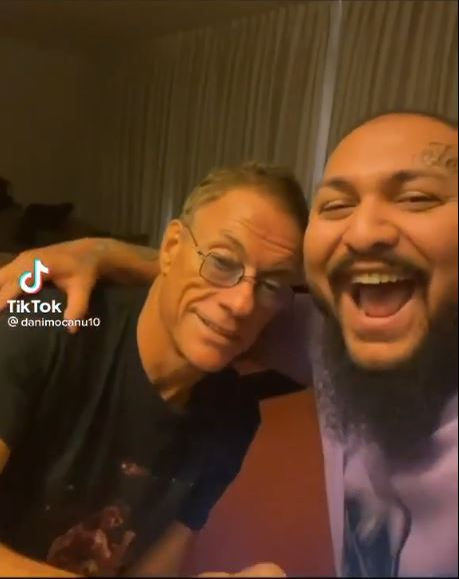 Imaginile zilei! Dani Mocanu îl pupă părintește, pe frunte, pe Jean-Claude Van Damme, în timp ce actorul îi ascultă melodiile: „E lumea plină de invidie”. VIDEO