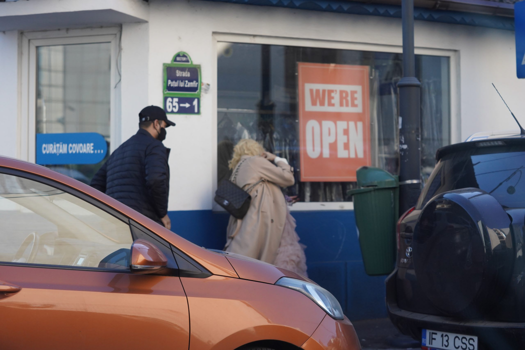 Ana Morodan a apărut pe stradă într-o extravagantă rochie roz, cu multe volane