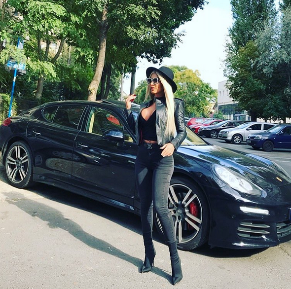 Loredana Chivu s-a făcut de râs după ce și-a pozat fundul! Ce s-a văzut lângă ea i-a șocat pe toți