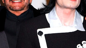 Fostul doctor al lui Michael Jackson  cere in instanta...un sacou!