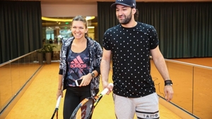 Imaginea care îl va face pe SMILEY gelos. SIMONA HALEP, cucerită instant de un fan! Băiatul nu a stat pe gânduri şi a sărutat-o pe...