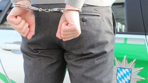 Reținut de polițiști după ce a jefuit o prostituată. Bărbatul s-a răzgândit la final