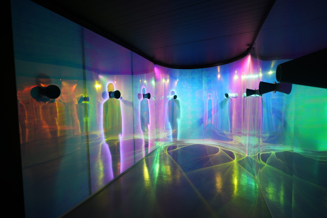 IQOS și Romanian Design Week te invită să descoperi instalația „Echoes of Presence” între 12-28 mai în Piața Amzei din București