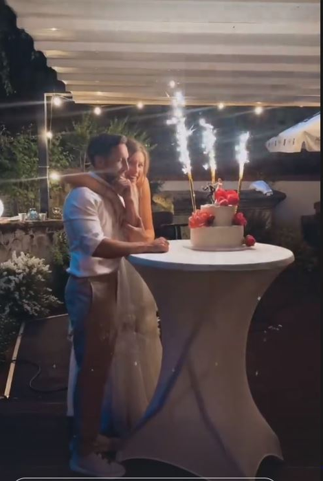 Dani Oțil, atingeri intime cu soția lui în fața tuturor invitaților! Gabriela Prisăcariu a continuat să îl sărute pasional | FOTO & VIDEO