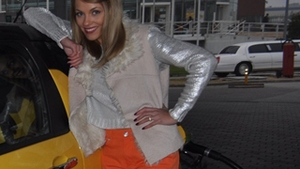 Andreea Ibacka nu stie sa alimenteze la benzinarie! "De fiecare data am aceeasi dilema! Pe ce parte e busonul de benzina si unde e butonul care il deschide?"