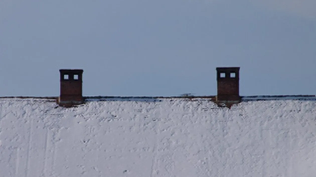 Acoperisul unei hale din Craiova a cedat din cauza zapezii si a cazut peste 3 oameni!