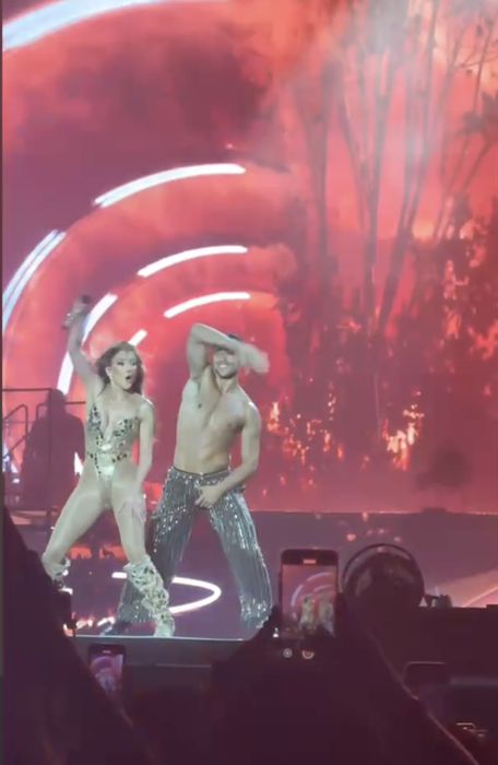 Jennifer Lopez, atingeri și zâmbete suspecte cu cel mai vechi dansator al său la concertul din București! EL e motivul divorțului de Ben Affleck?!