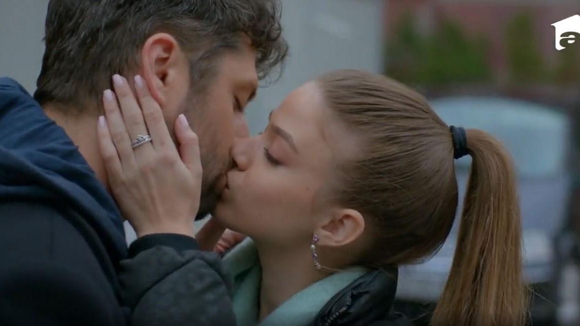 Mihai şi Adela din serialul de la Antena 1 formează un cuplu şi în viaţa reală? Ce relație este, de fapt, între cei doi. Actorul Alexandru Dunaev a spus totul