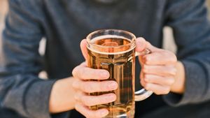 Aroganțe pe ”burta goală”. Un turist din Pitești a mers la Fratelli cu 7.000 de euro, dar a băut bere de la supermarket