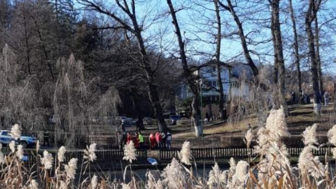 Cadavru descoperit în lacul Noua din Braşov! Victima se afla sub un strat de gheaţă
