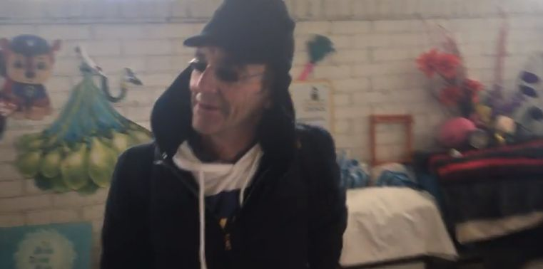 Cum a reușit un om al străzii să-și facă „hotel de lux” în parcare