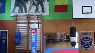 INCREDIBIL! Seful mascatilor din Constanta s-a fotografiat gol ca sa imite un poster cu reclame la prezervative!