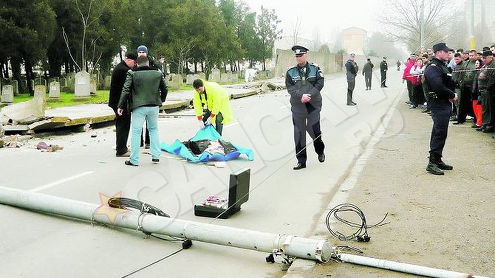 Un trecator a fost strivit de gardul cimitirului