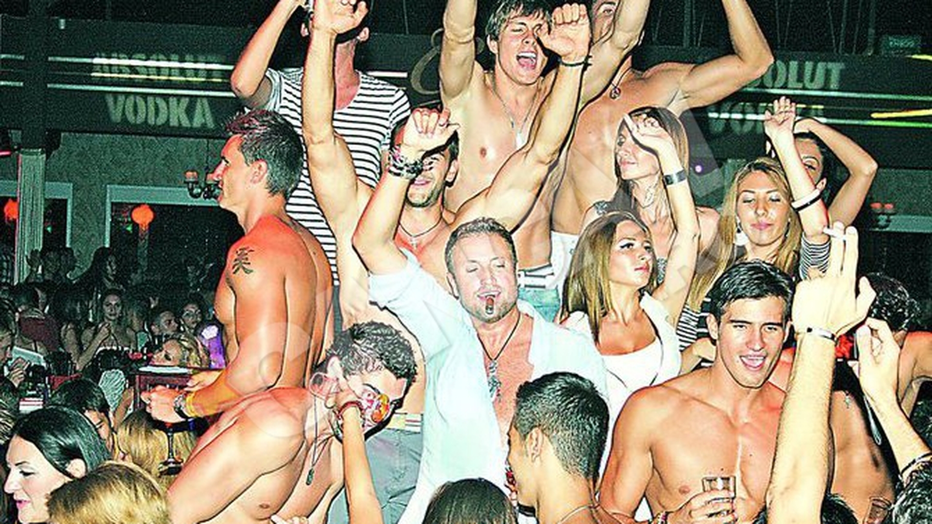 Bote si-a dezbracat modelele in club si le-a stropit cu sampanie! Show cu baieti goi si uzi!