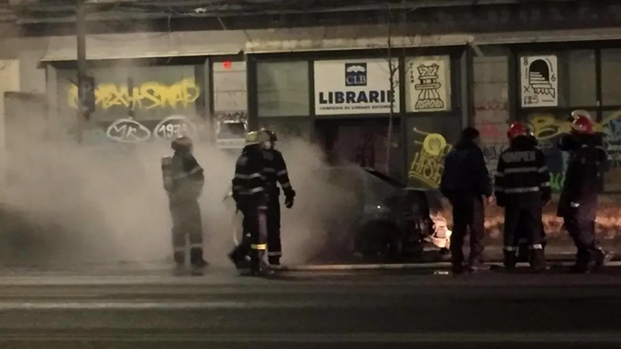 O maşină a luat foc în zona Pieţei Romane din Capitală! Oamenii legii au arestat imediat un bărbat