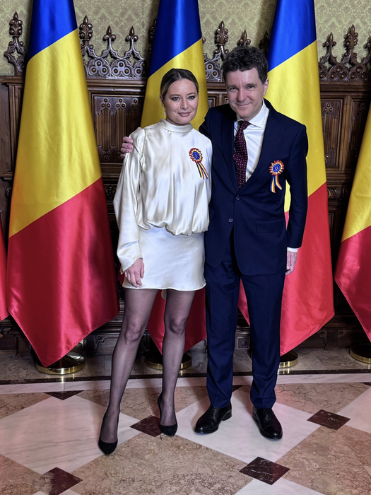 Vedeta care a furat privirile la Cotroceni, de 1 Decembrie. S-a pozat cu președintele, dar toată lumea era atentă la … picioarele ei!