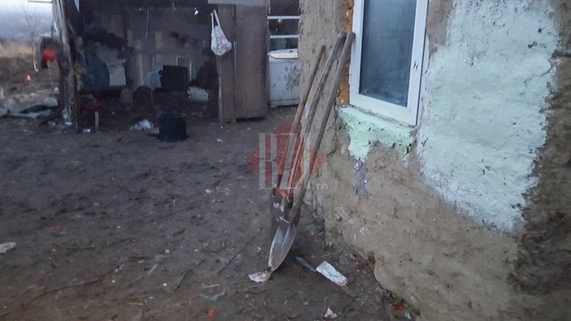 Un adolescent din Iaşi a fost obligat de tată să-şi îngroape mama! Minorul a fost ameninţat că va avea aceeaşi soartă dacă vorbeşte. Detalii cutremurătoare!