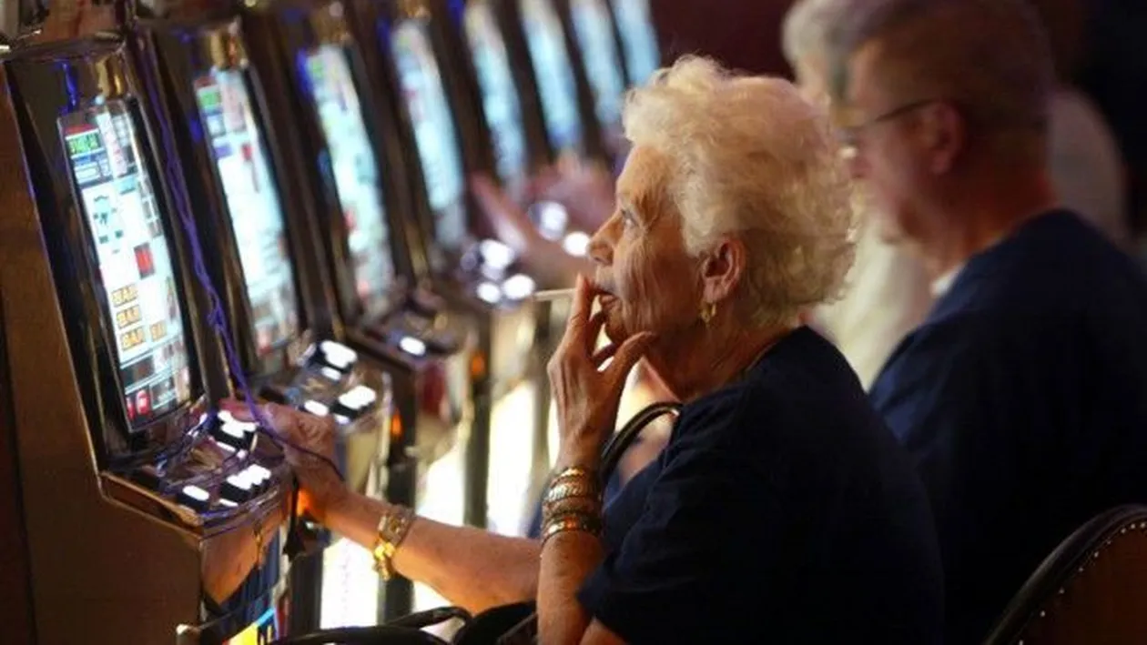 La 70 de ani, o bunicuţă din Iaşi a căzut în patima jocurilor de noroc! Într-o seară a ajuns direct la spital, după ce...