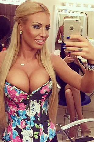 Vulgaritate maximă! Loredana Chivu s-a fotografiat goală pușcă în Săptămâna Mare