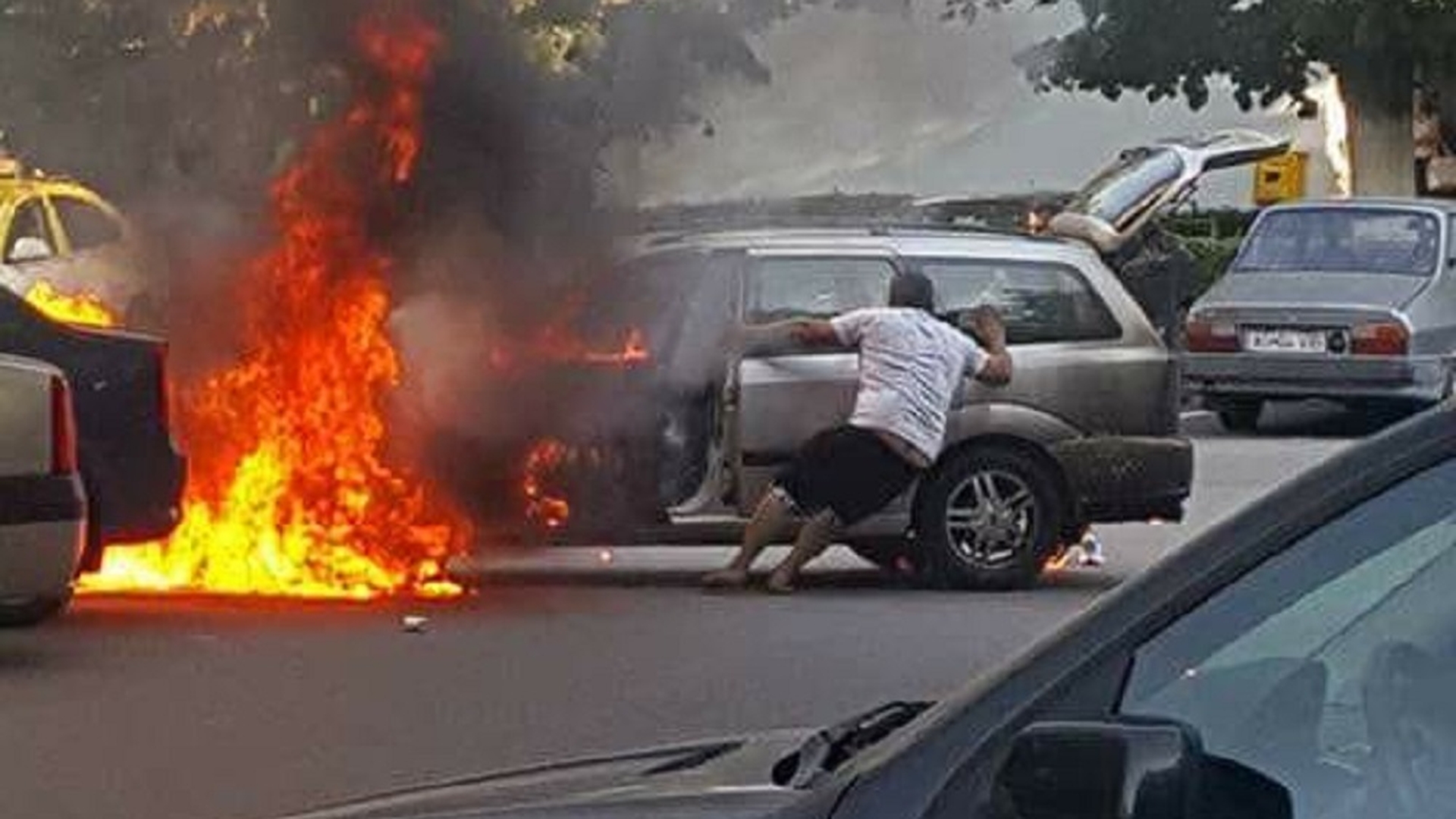 Bărbat rănit într-o parcare din Pitești, în timp ce încerca să mute o mașină care ardea