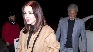 PRISCILLA PRESLEY şi TOM JONES au declanşat o adevărată nebunie la Hollywood, după ce s-a aflat că au o aventură!