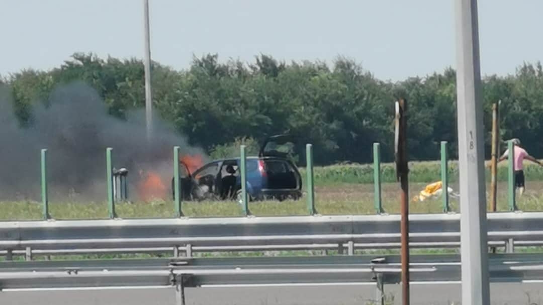 Mașină în flăcări pe A2! Autoturismul a fost scos de pe carosabil și se așteaptă intervenția pompierilor