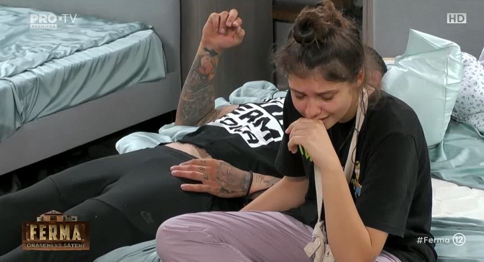 Elena Chiriac, amenințată cu bătaia de unul dintre concurenții de la Fermă: “Jur că îți rupeam părul ăsta din cap”. Sportiva și Mihaela Rădulescu au plâns | FOTO