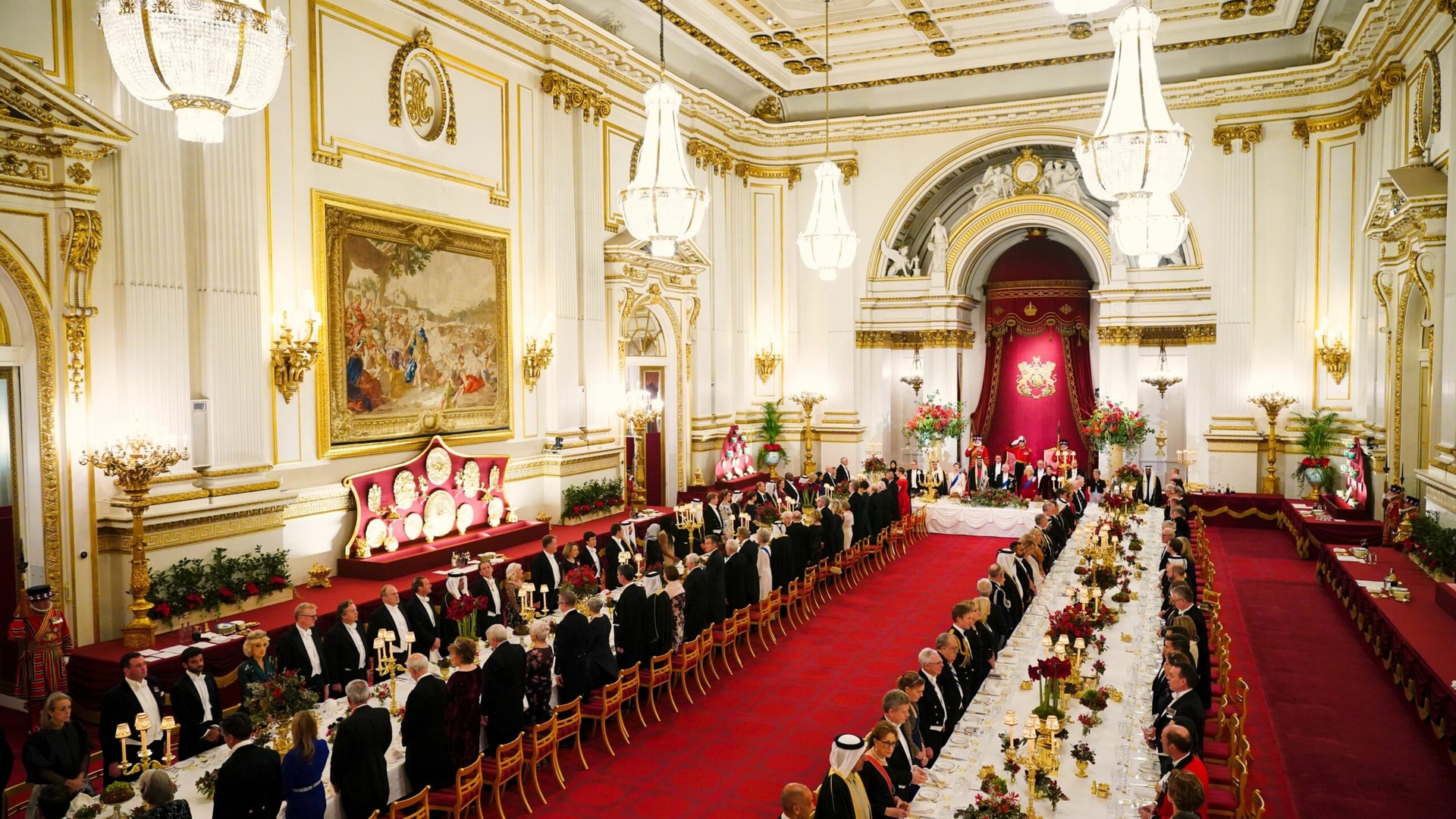 Angajații Palatului Buckingham, scandal monstru la o petrecere cu tematică de Crăciun. Poliția a intervenit de urgență!