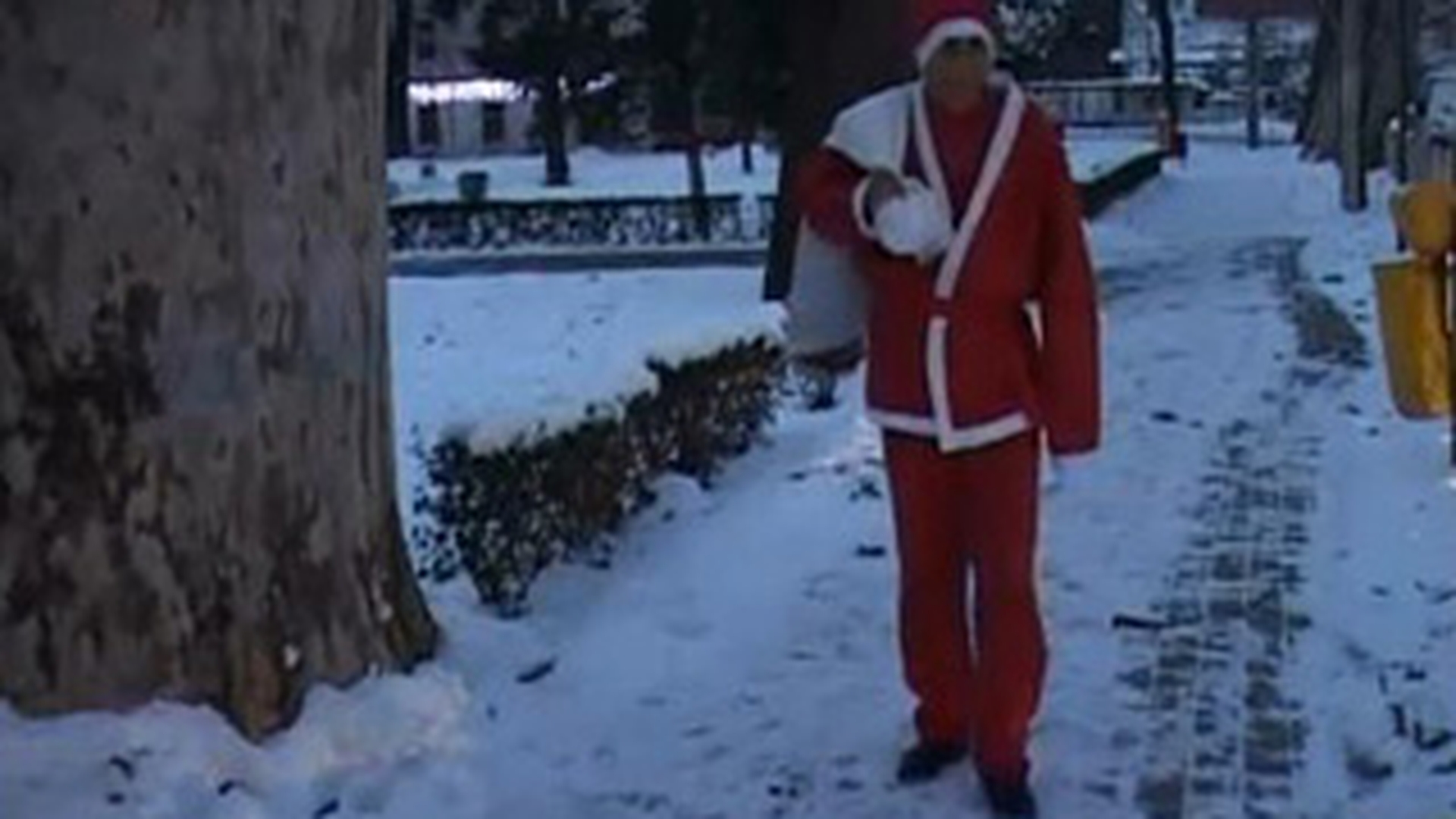 VIDEO Fernando de la Caransebes face praf Craciunul! Asculta-l aici cum canta cel mai prost colind!