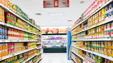 Oamenilor nu le-a venit să creadă ce divă îşi făcea cumpărăturile de Crăciun! Blonda avea două cărucioare pline