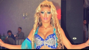 A făcut spectacol câteva nopți, apoi le-a arătat fanilor cine este nemachiată: ”Mamă, ce cearcăne ai!”