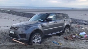 De-a râsu'-plânsu'! Un român a intrat cu bolidul de lux pe plajă și s-a afundat în nisip