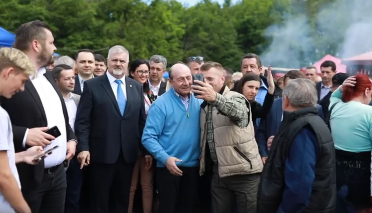 Traian Băsescu, asaltat de mulțime în Maramureș! Ce cadou a primit fostul președinte al României